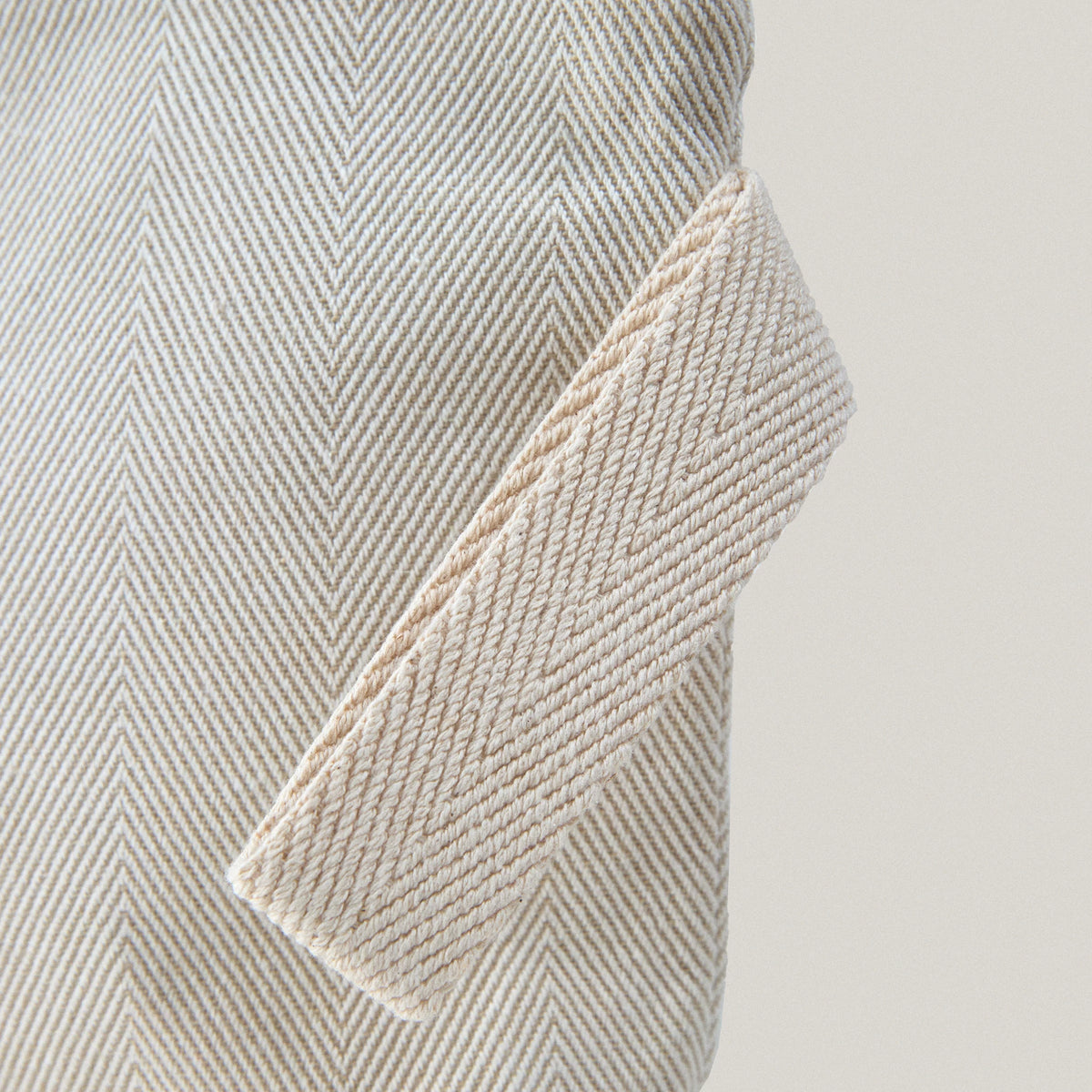 Close-up of the BARAU Carry the Calm cotton fabric – 300 g/m², durably woven