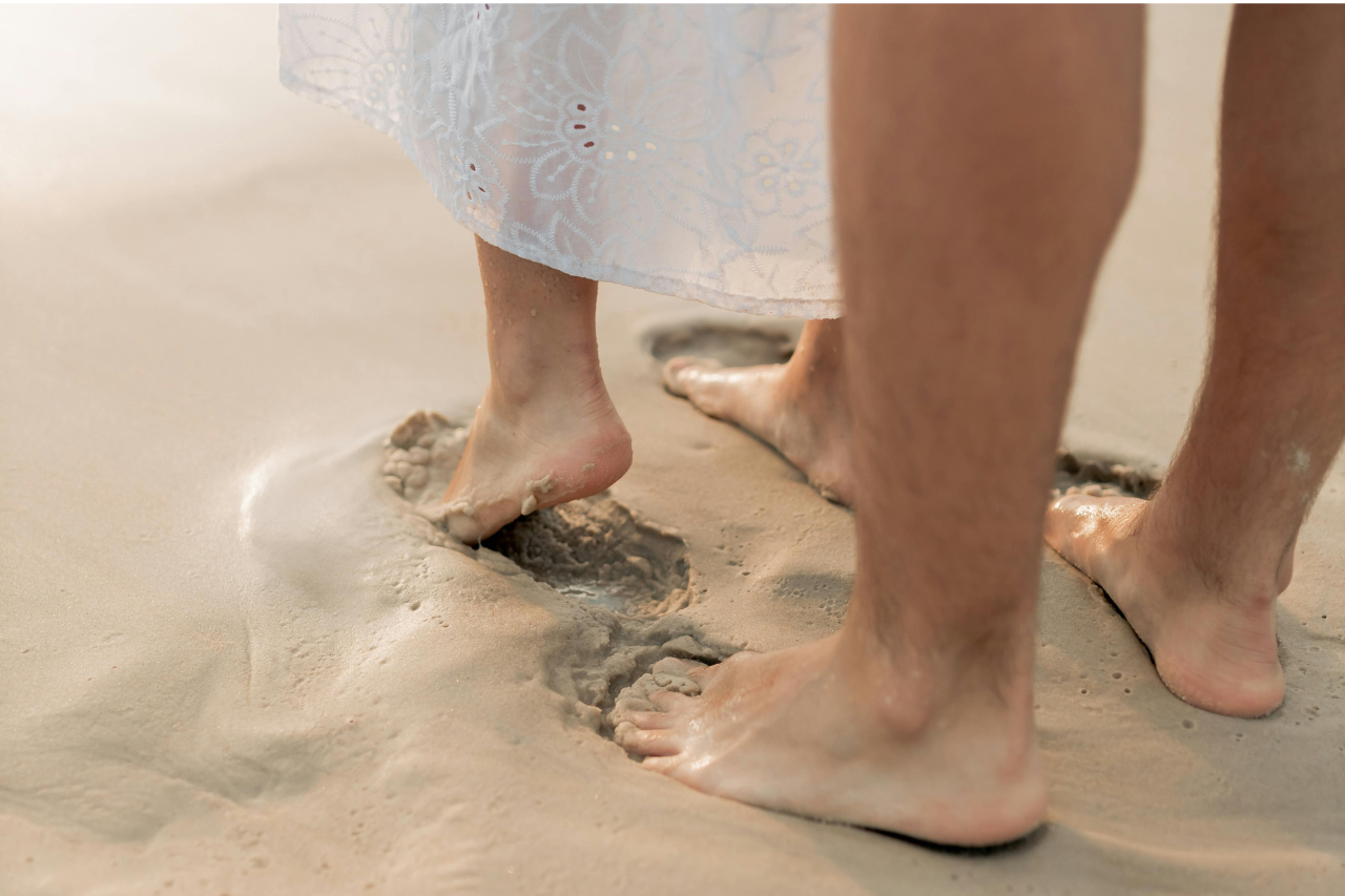 Barau_by_Bibi-Grounding-Zu zweit barfuß auf dem Sand stehen